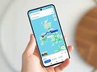 Une personne tenant un Samsung Galaxy S24 FE affichant une carte du Royaume-Uni.