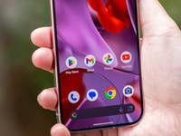 Une personne tenant un smartphone Google Pixel 9 affichant des icônes d'applications à l'écran.