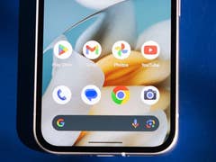 Gros plan de l'écran d'accueil d'un smartphone affichant des applications et des icônes Google.