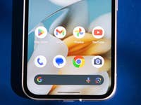 Gros plan de l'écran d'accueil d'un smartphone affichant des applications et des icônes Google.