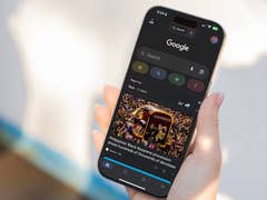 Une main tenant un smartphone affichant Google News avec un titre sur la procession Black Nazarene aux Philippines.