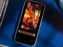 Un smartphone affichant une scène de rue vibrante avec des lanternes et des gens, éditée dans Google Photos.