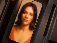 Une photo floue d'une femme affichée sur l'écran d'un smartphone.