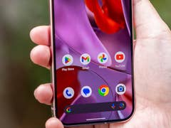 Une main tenant un smartphone Google Pixel 9 Pro affichant diverses icônes d'applications.