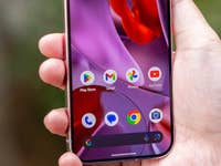 Une main tenant un smartphone Google Pixel 9 Pro affichant diverses icônes d'applications.