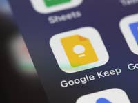 Gros plan sur l'écran d'un smartphone montrant l'icône de l'application Google Keep.