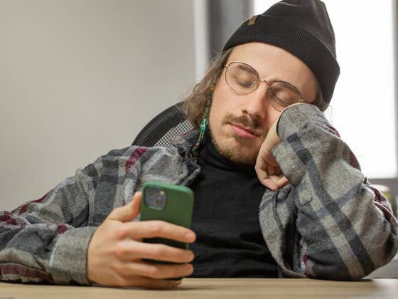 Vous aussi vous faites du doomscrolling? Comment déconnecter face à l’actu qui déprime?