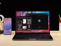 Un ordinateur portable affichant un espace de travail numérique à côté d'un smartphone sur un bureau avec des fournitures de bureau.