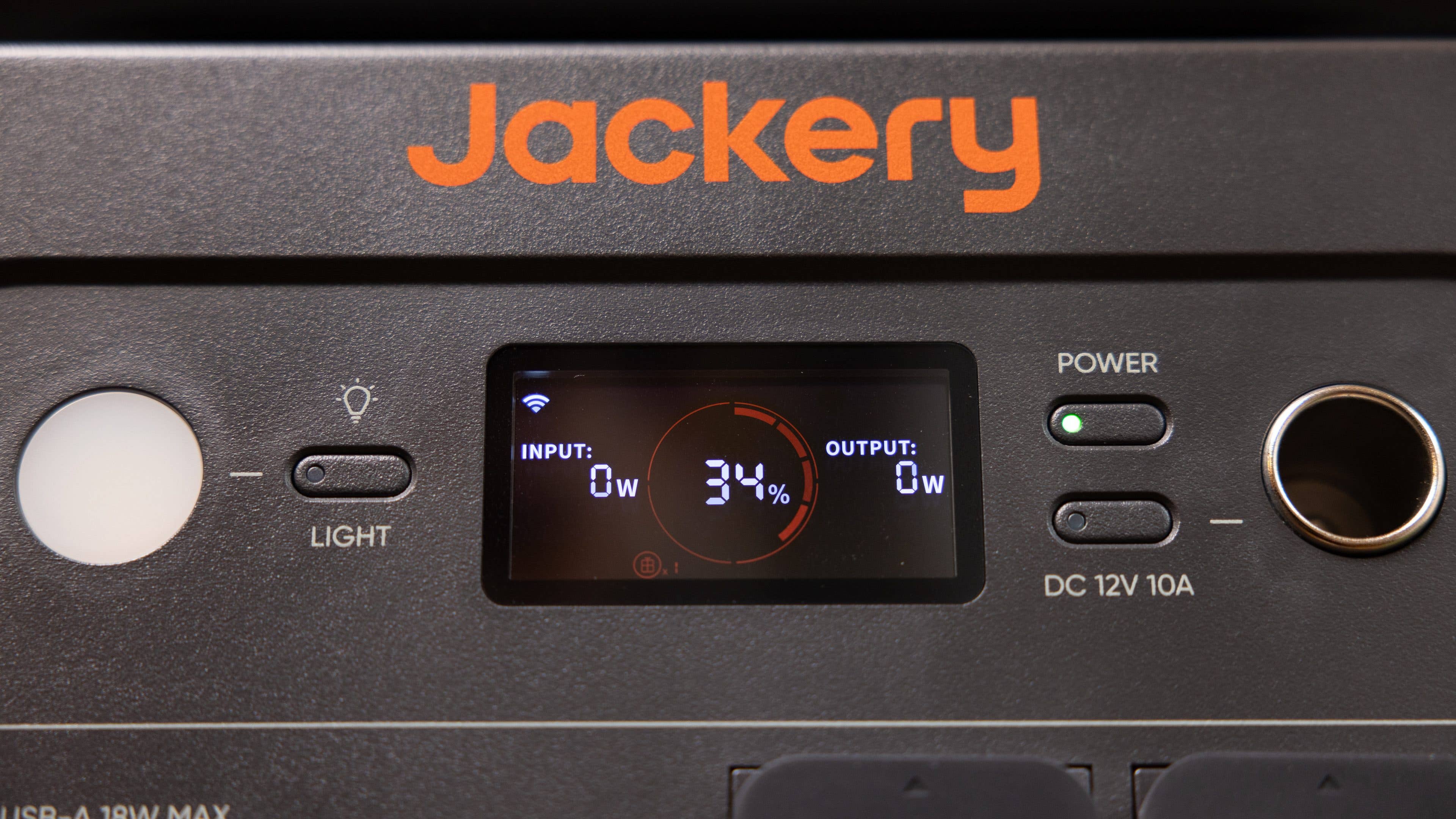 Le Jackery Explorer 1000 Plus vu de face avec un zoom sur son écran