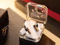 Les écouteurs sans fil Nothing Ear dans leur boîtier avec son couvercle ouvert