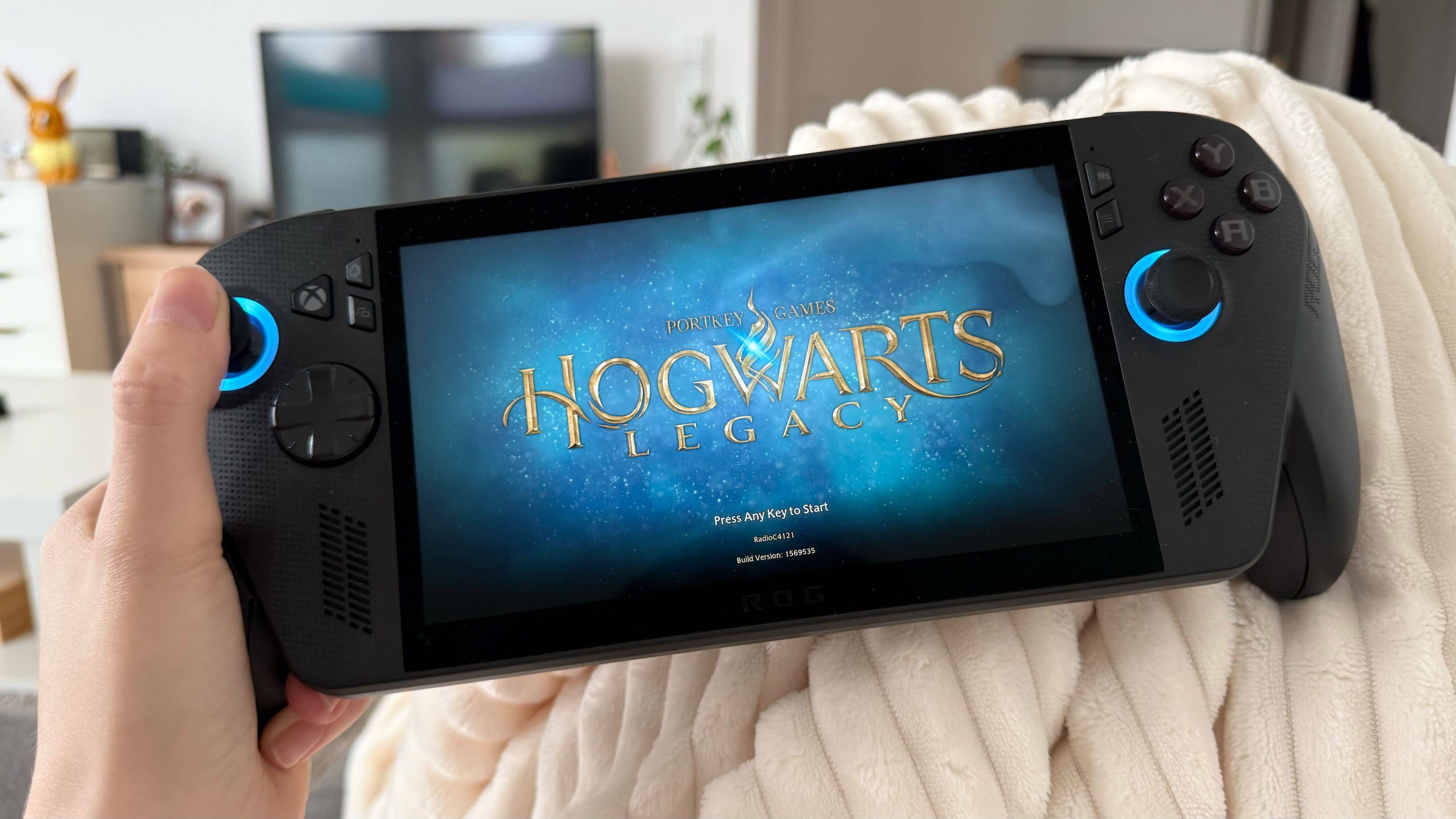ROG Xbox Ally X jouant à Hogwarts Legacy Une personne tient un appareil de jeu ROG Xbox Ally X affichant 'Hogwarts Legacy'.
