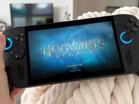 Une personne tient un appareil de jeu ROG Xbox Ally X affichant 'Hogwarts Legacy'.