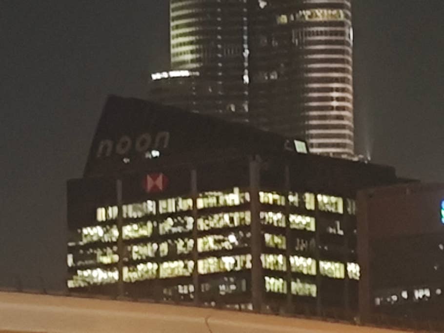 Poco F6:  Objectif principal (zoom numérique 10x)