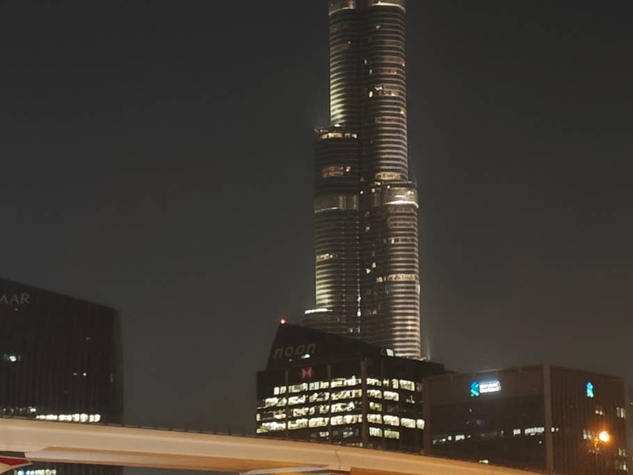 Poco F6:  Objectif principal (zoom numérique 4x)