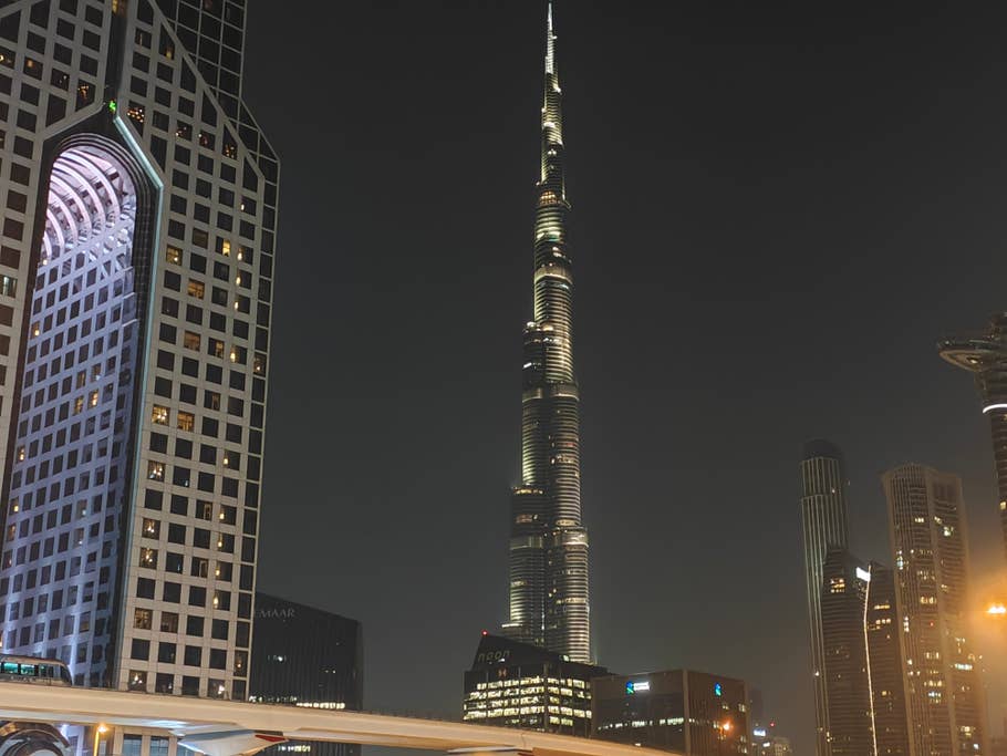 Poco F6 Pro: Objectif principal (zoom numérique 2x) - Mode nuit