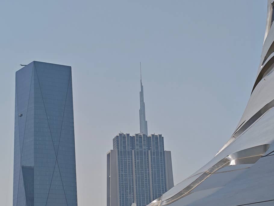 Poco F6:  Objectif principal (zoom numérique 4x)