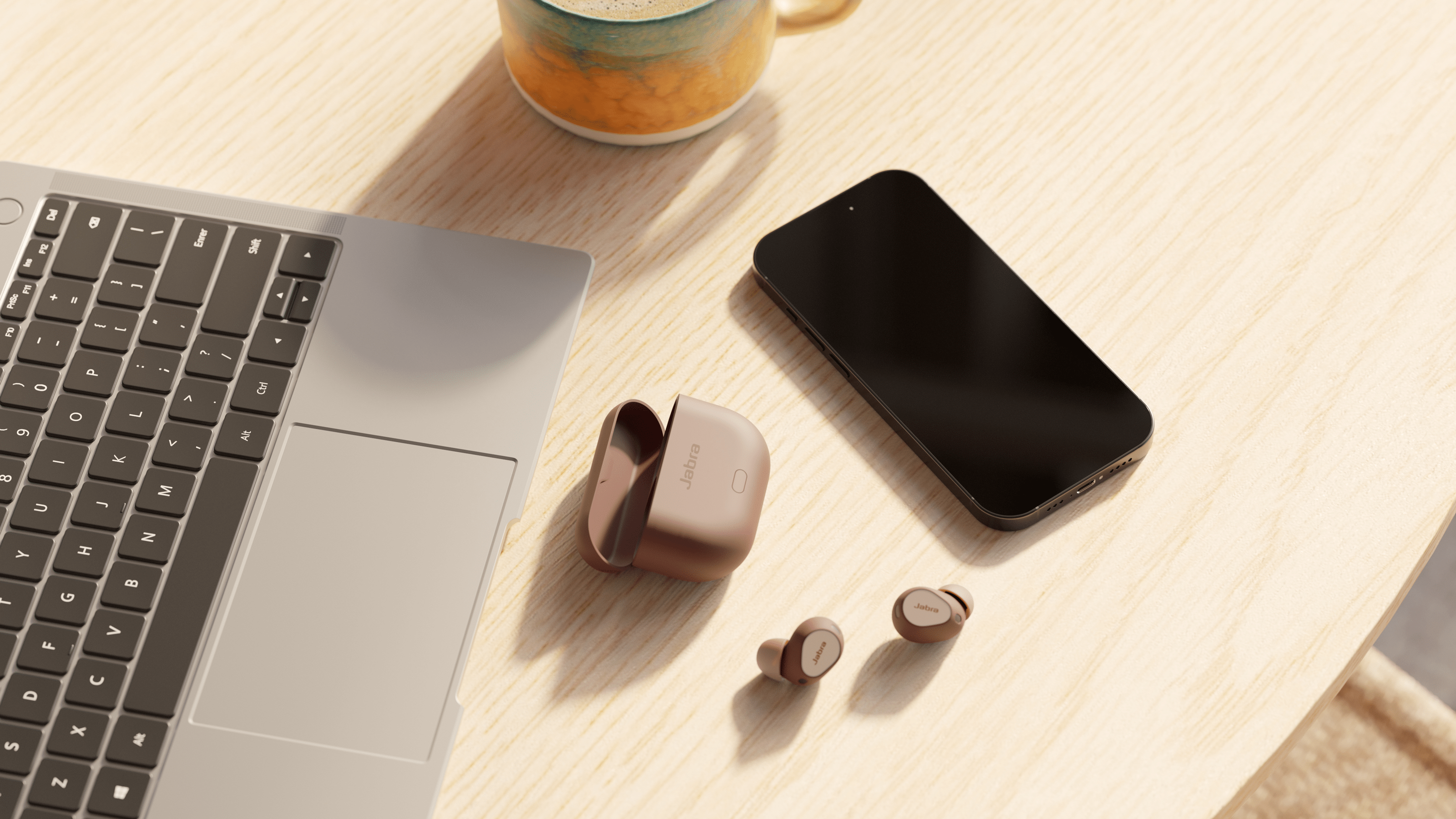 Les écouteurs sans fil Habra Elite 10 Gen 2 vus du dessus en dehors de leur boîtier posé à côté d'eux sur une table