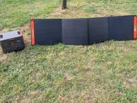 La Jackery Explorer 3000 v2 et le SolarSaga 200 dépliés