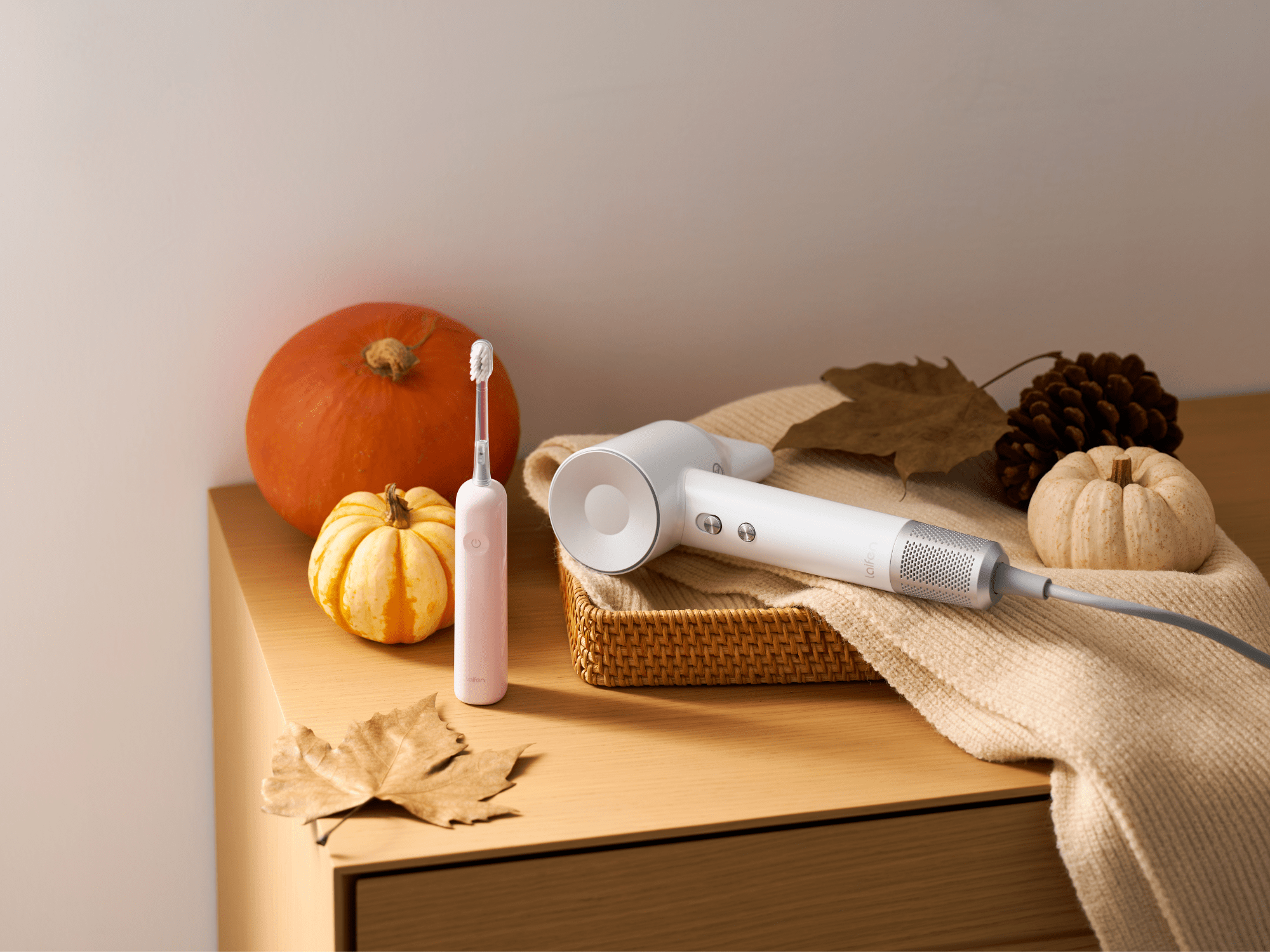 La brosse à dents électrique et connectée Laifen en lot avec un sèche-cheveux pour le Black Friday.