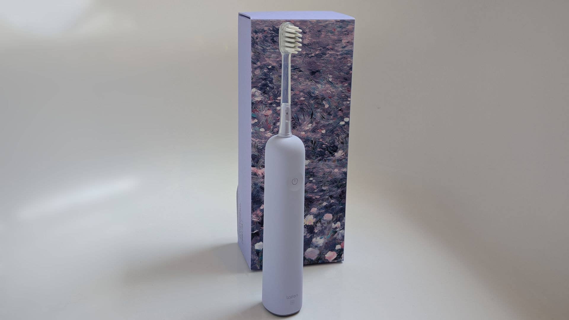 Brosse à dents électrique Laifen Wave Special avec emballage en arrière-plan.