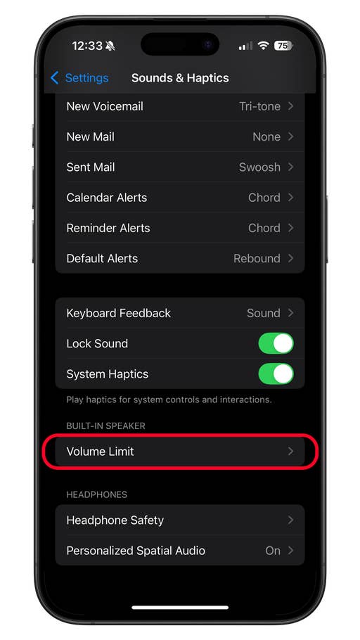 Menu des réglages sur un iPhone affichant les options Sons et Haptique, y compris la Limite de Volume.