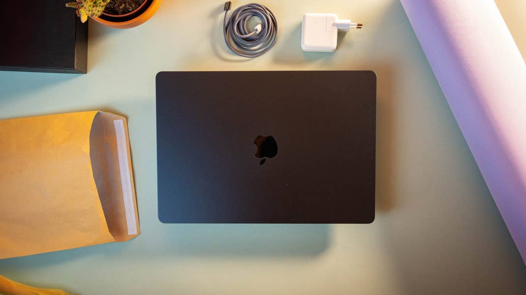 Une vue du MacBook Air M3 avec ses accessoires