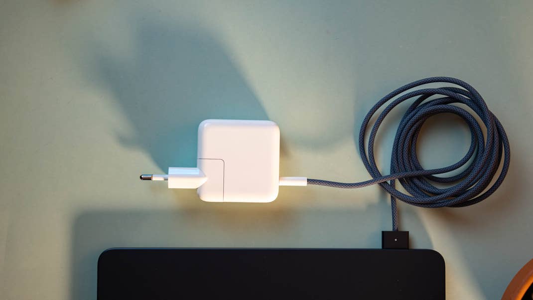 Le MacBook Air M3 avec son câble de recharge et son chargeur