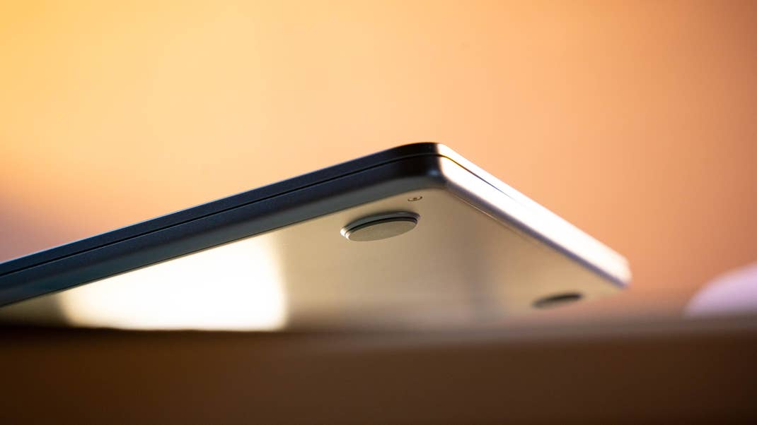 Les pieds en bas du MacBook Air M3