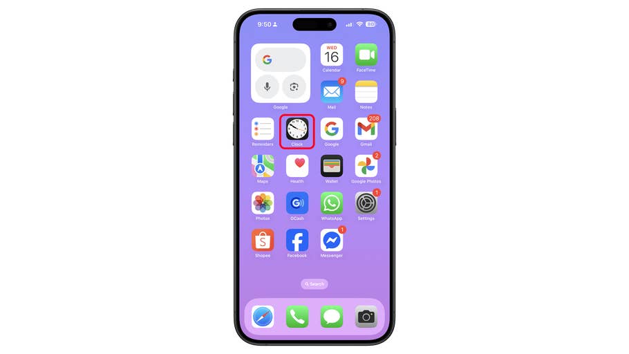 Écran du0027accueil de lu0027iPhone affichant diverses applications sur fond violet.