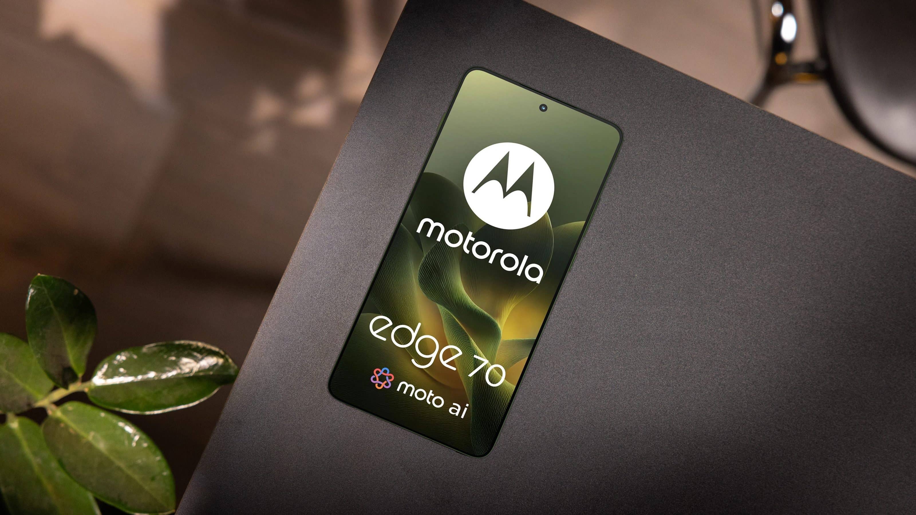 Un smartphone Motorola Edge 70 posé sur une surface noire, montrant son logo et son design d'écran.