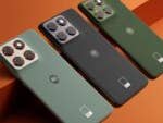 Trois smartphones Motorola Edge 70 en couleurs verte, noire et grise sur un fond orange.
