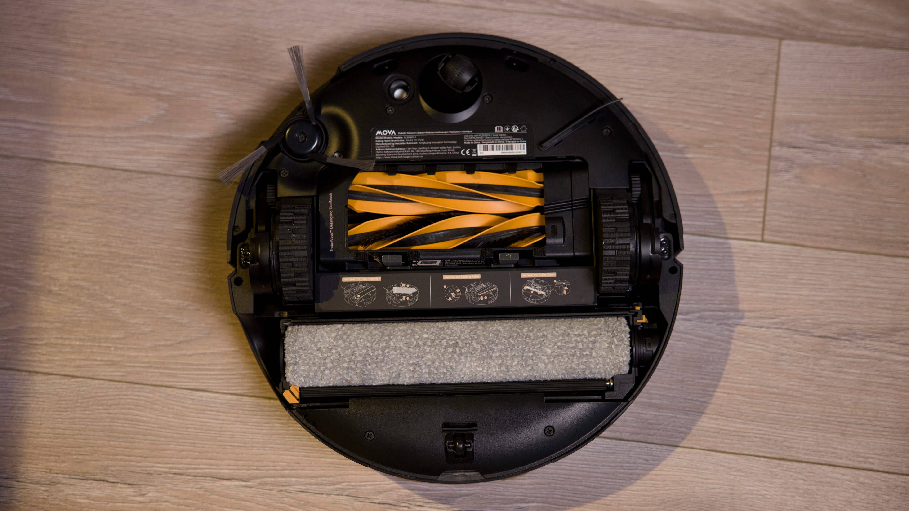 Obenansicht eines Mova Z60 Ultra Roller Staubsaugers mit sichtbaren Komponenten und gelben Borsten.