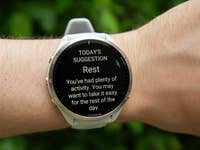 Une montre Garmin Forerunner 965 affichant une suggestion de repos après une journée d'activité.