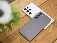 Samsung Galaxy S23 Ultra et S23 Plus posés l'un sur l'autre sur un plateau de table en bois