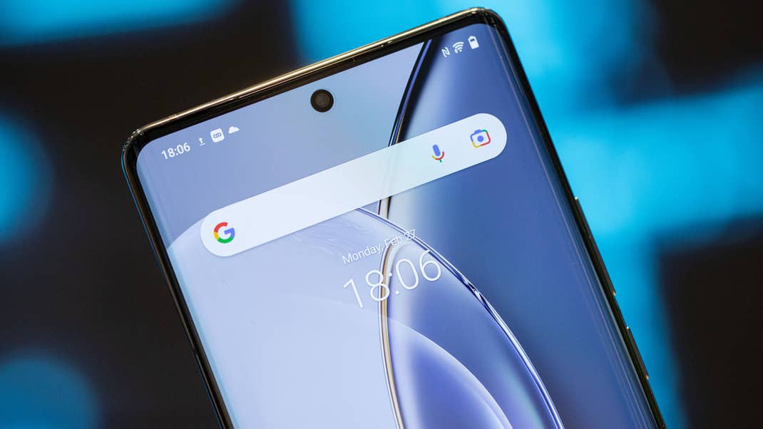 Le Vivo X90 Pro vu de face avec un aperçu de sa caméra selfie centrée en haut de l