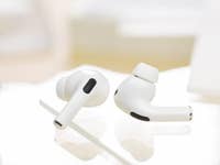 Les AirPods Pro 2 posés verticalement sur une table