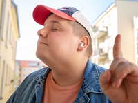 Les AirPods Pro 2 posés verticalement sur une table