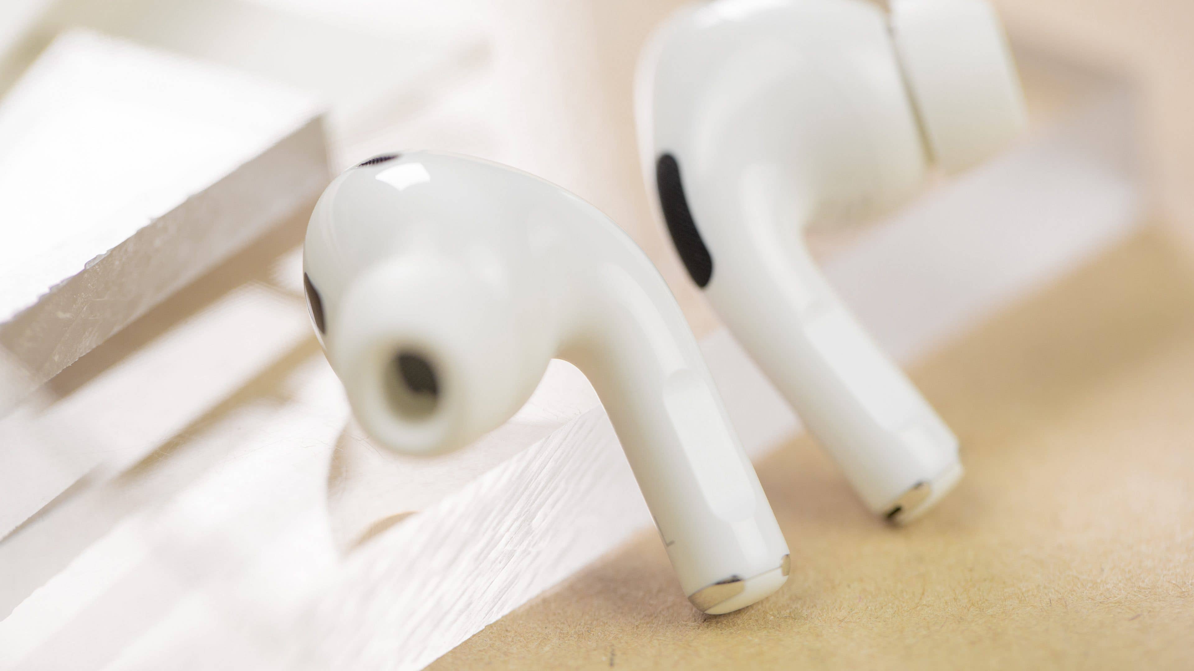 Les AirPods Pro 2 posés verticalement sur une table