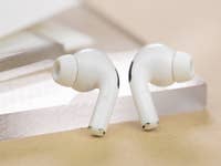 Les AirPods Pro 2 posés verticalement sur une table