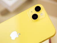 iPhone 14 jaune posé à plat sur une table et vu de dos