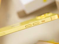 iPhone 14 jaune posé à plat sur une table et vu de dos