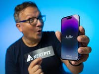Fabien qui tient l'iPhone 14 Pro dans sa main gauche vu de face