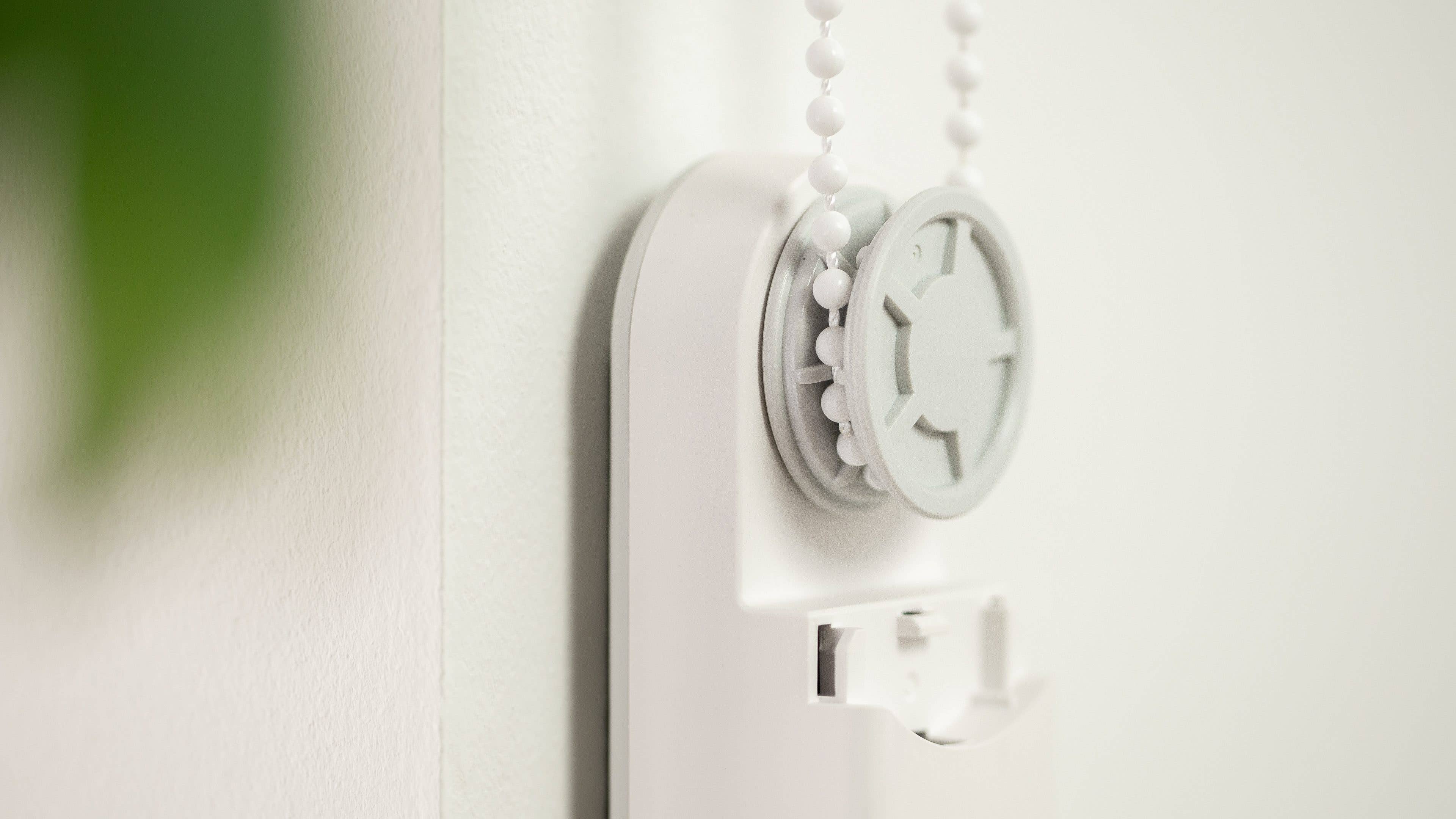 Roller Shade Driver E1 an der tiefsten einhängen und Position an der Wand einzeichnen – anschließend könnt Ihr die Wandhalterung anbringen. Aqara Roller Shade Driver E1