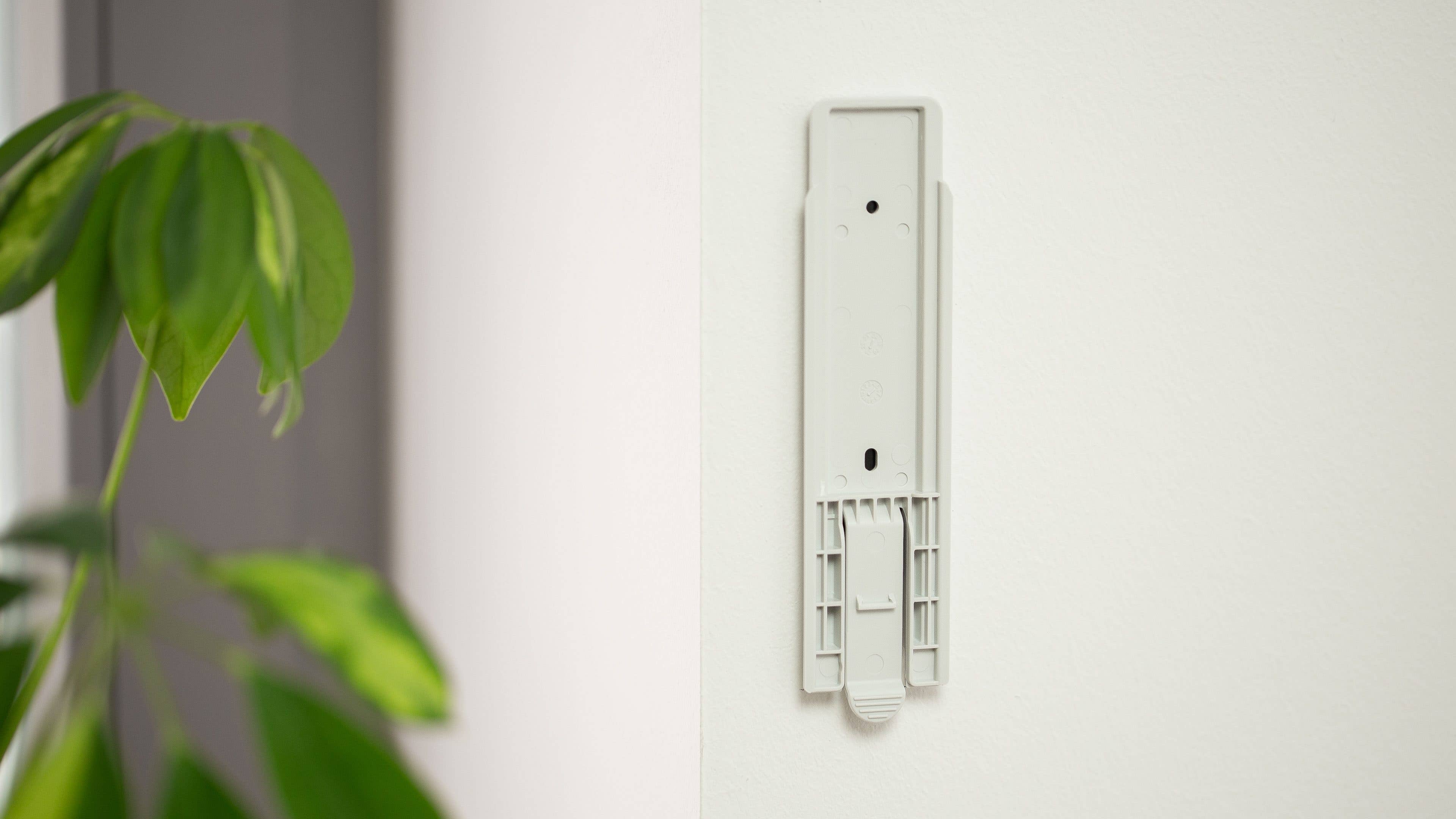 Wir haben die Wandhalterung für den Aqara Roller Shade Driver E1 mit dem mitgelieferten Klebepad an der Wand befestigt. Das hält bombenfest. Aqara Roller Shade Driver E1