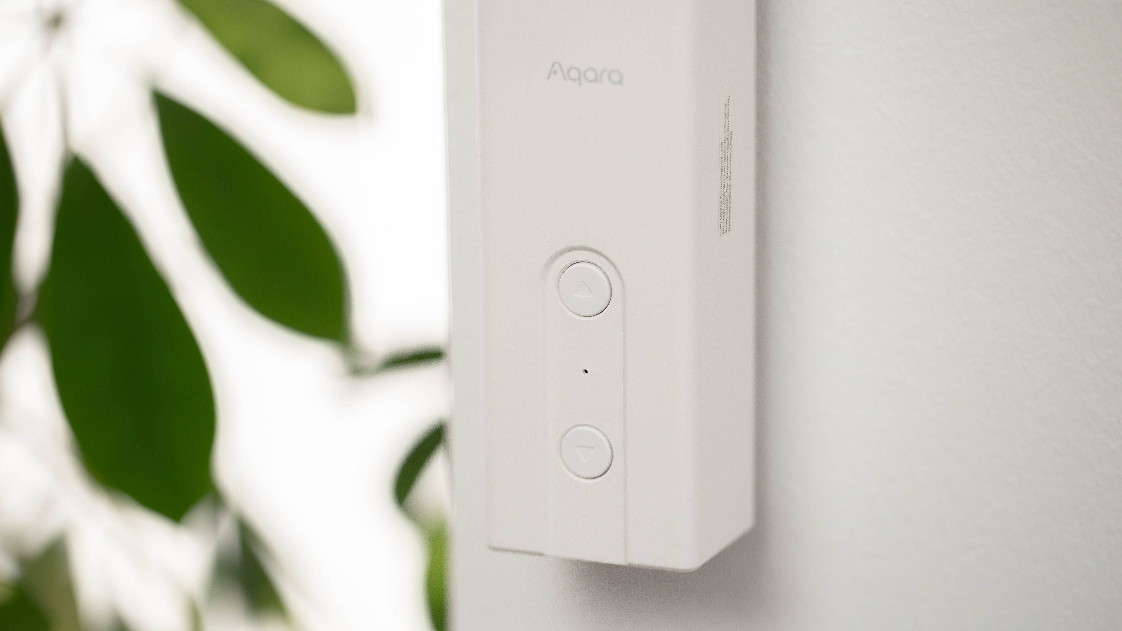 Den Roller Share Driver steuert Ihr entweder über die beiden Buttons oder über die App. Aqara Roller Shade Driver E1