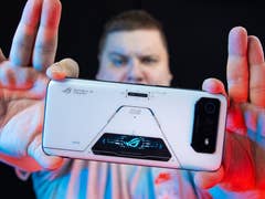 Asus ROG Phone 6 Pro Antoine tient le telephone dans ses mains devant soi avec des reflets bleu et rouge