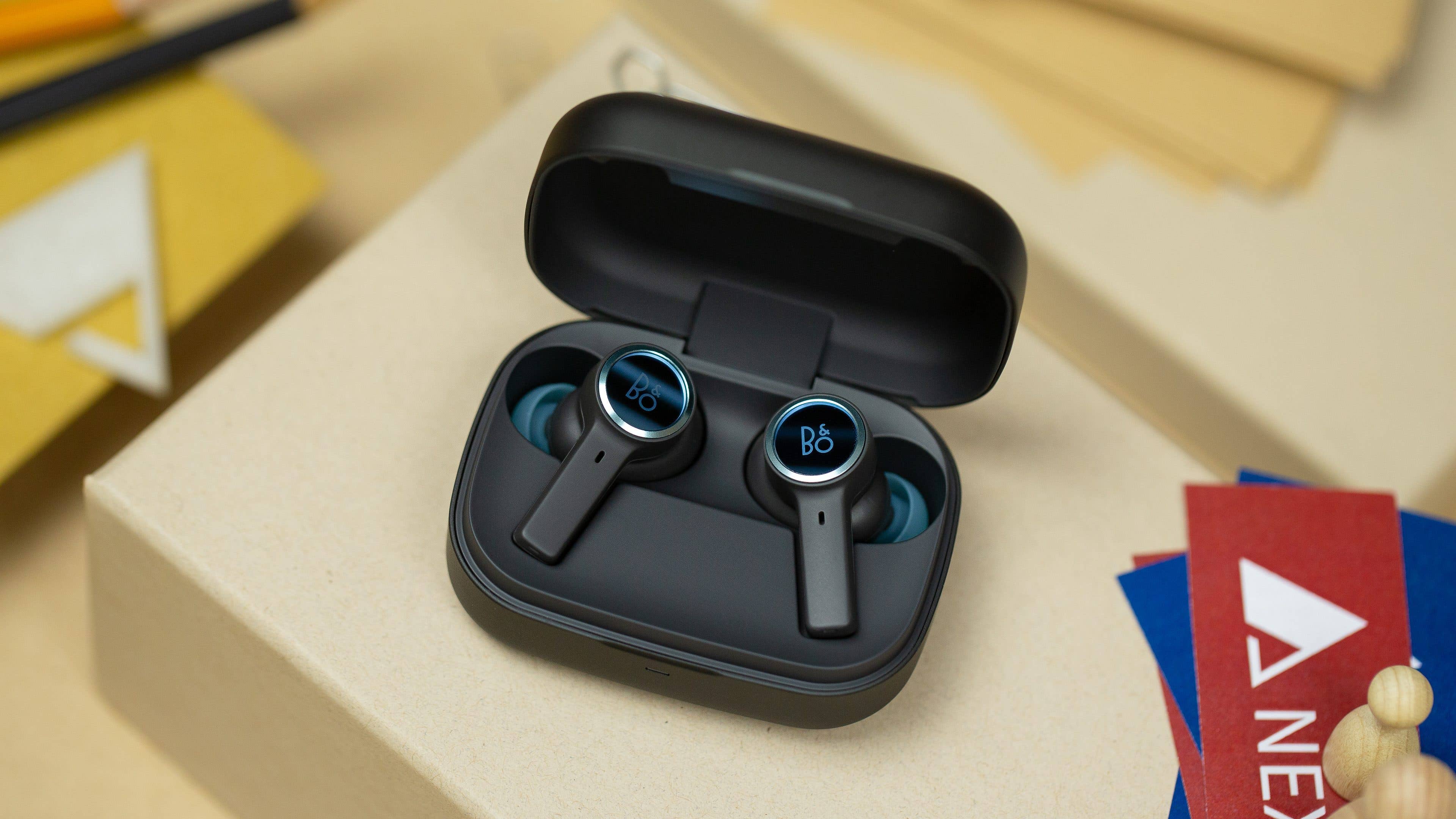 Das geöffnete Ladecase der B&O Beoplay EX.