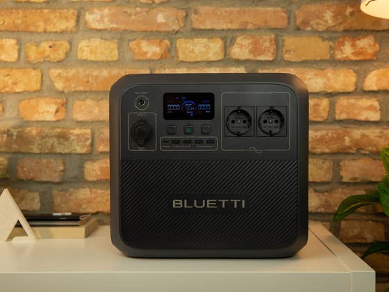 Test du Bluetti AC180: Un g&eacute;n&eacute;rateur &eacute;lectrique solaire et portable parfait pour le camping!