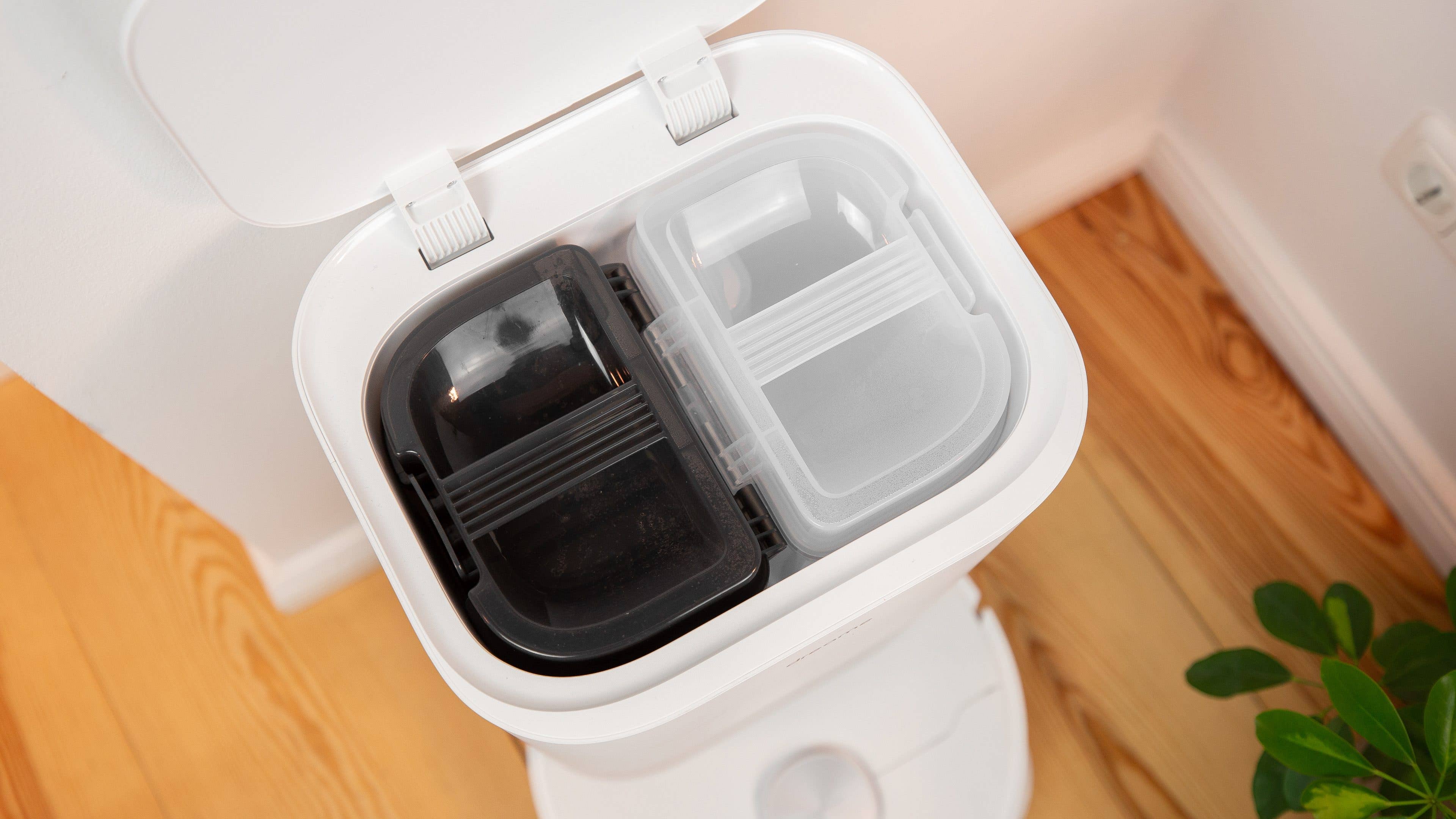 La station d'accueil du Dreame L10 Ultra vue de haut avec les réservoirs d'eau propre et d'eau sale