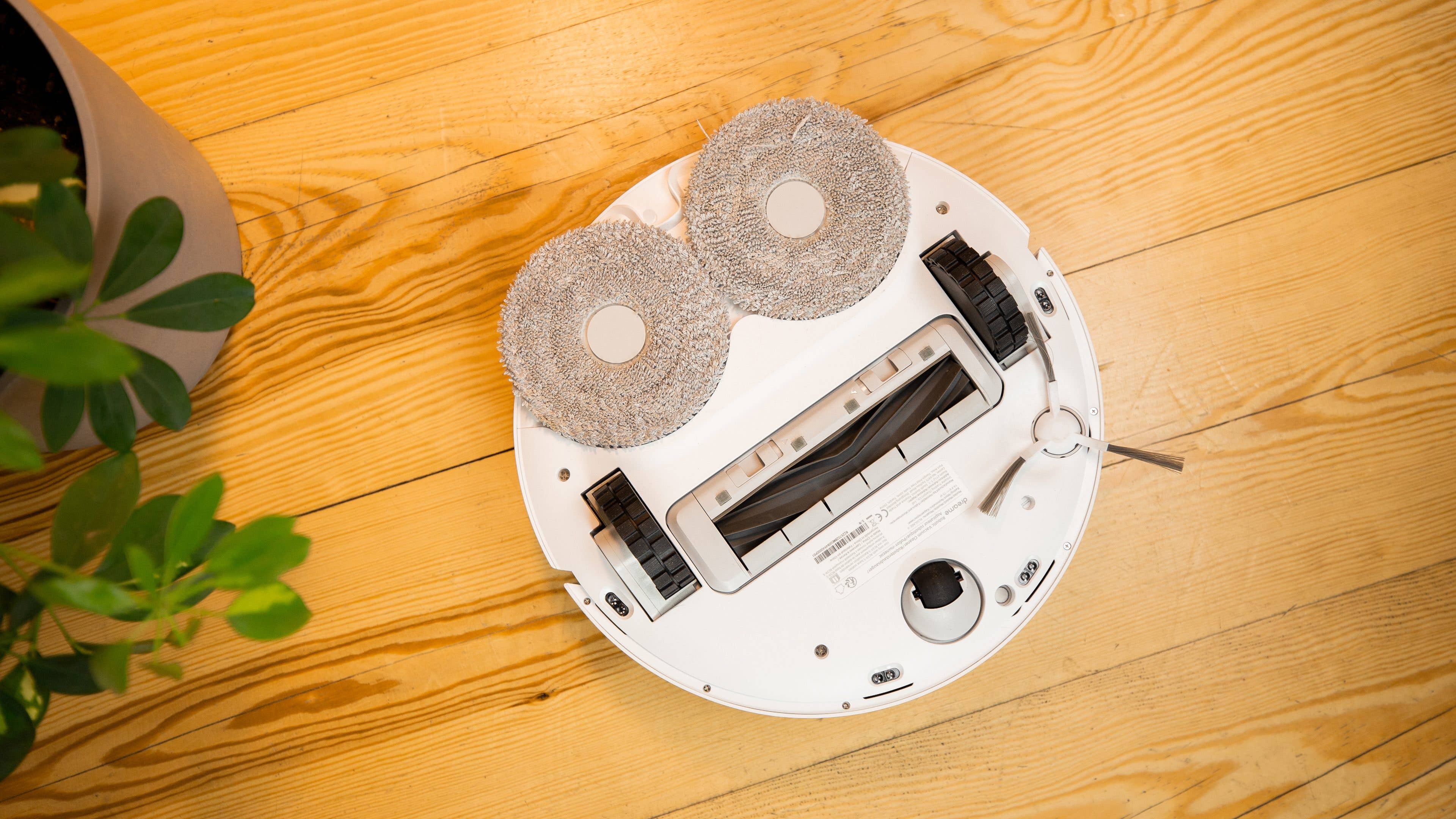 Le bas du Dreame L10 Ultra vu de haut avec les serpillères circulaires posées par dessus